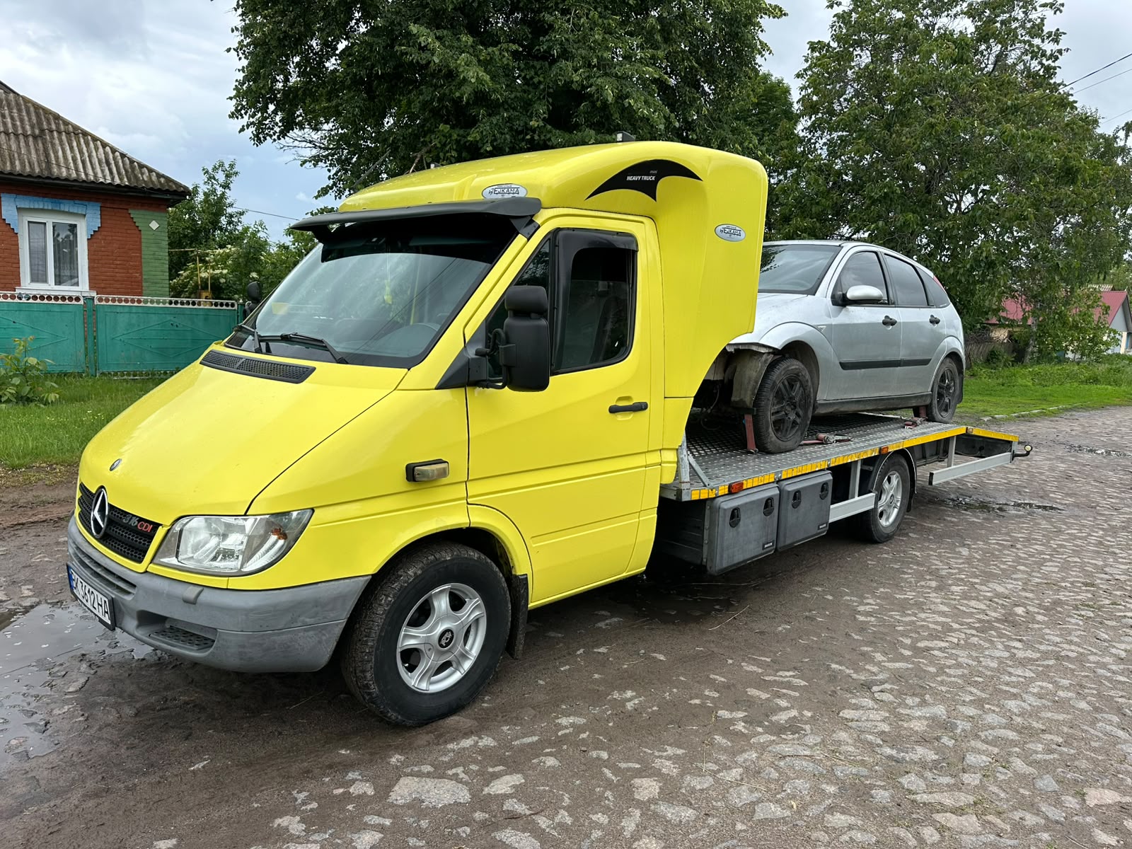 Евакуатор з авто у дворі