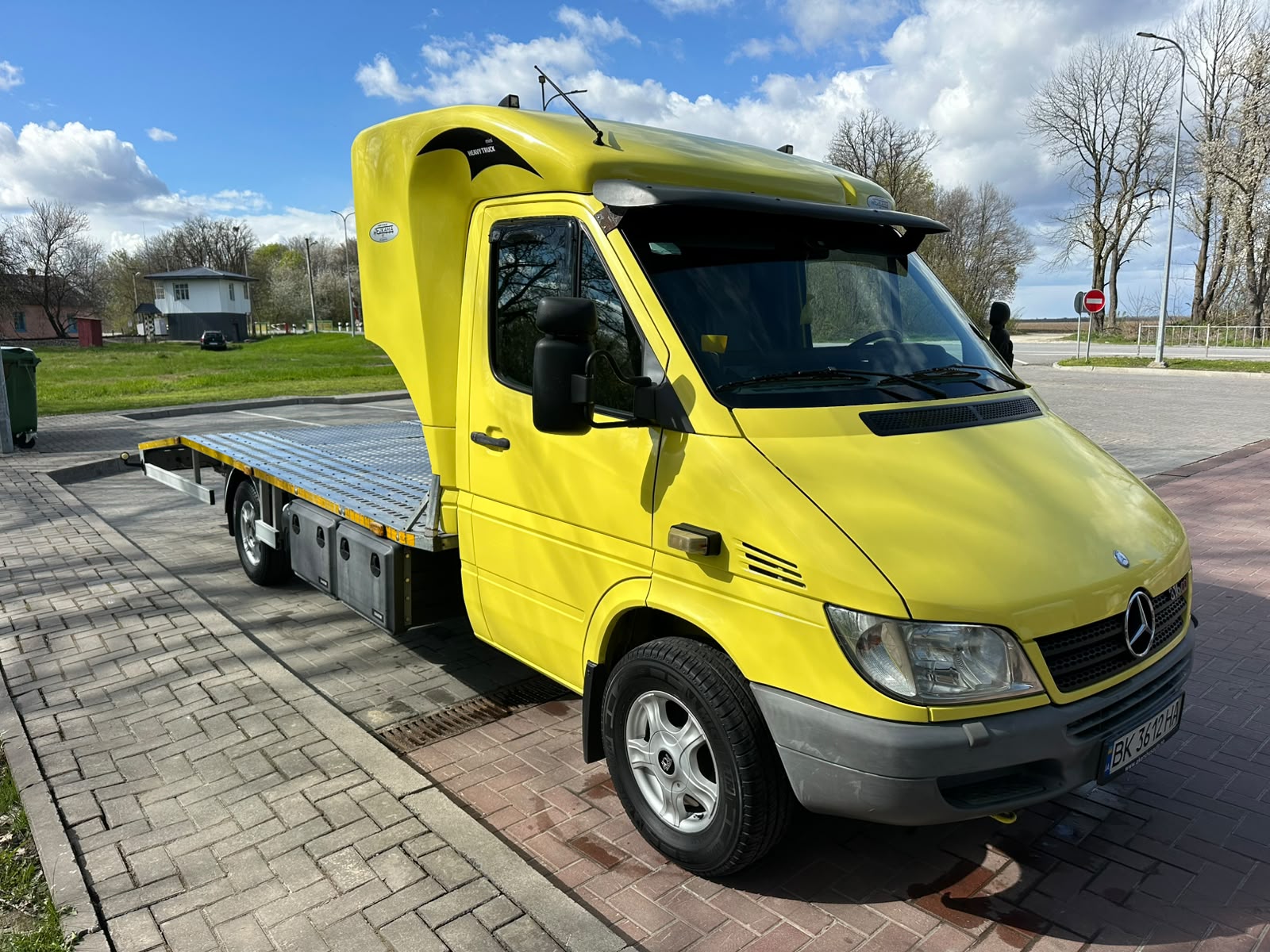 Жовтий евакуатор на парковці