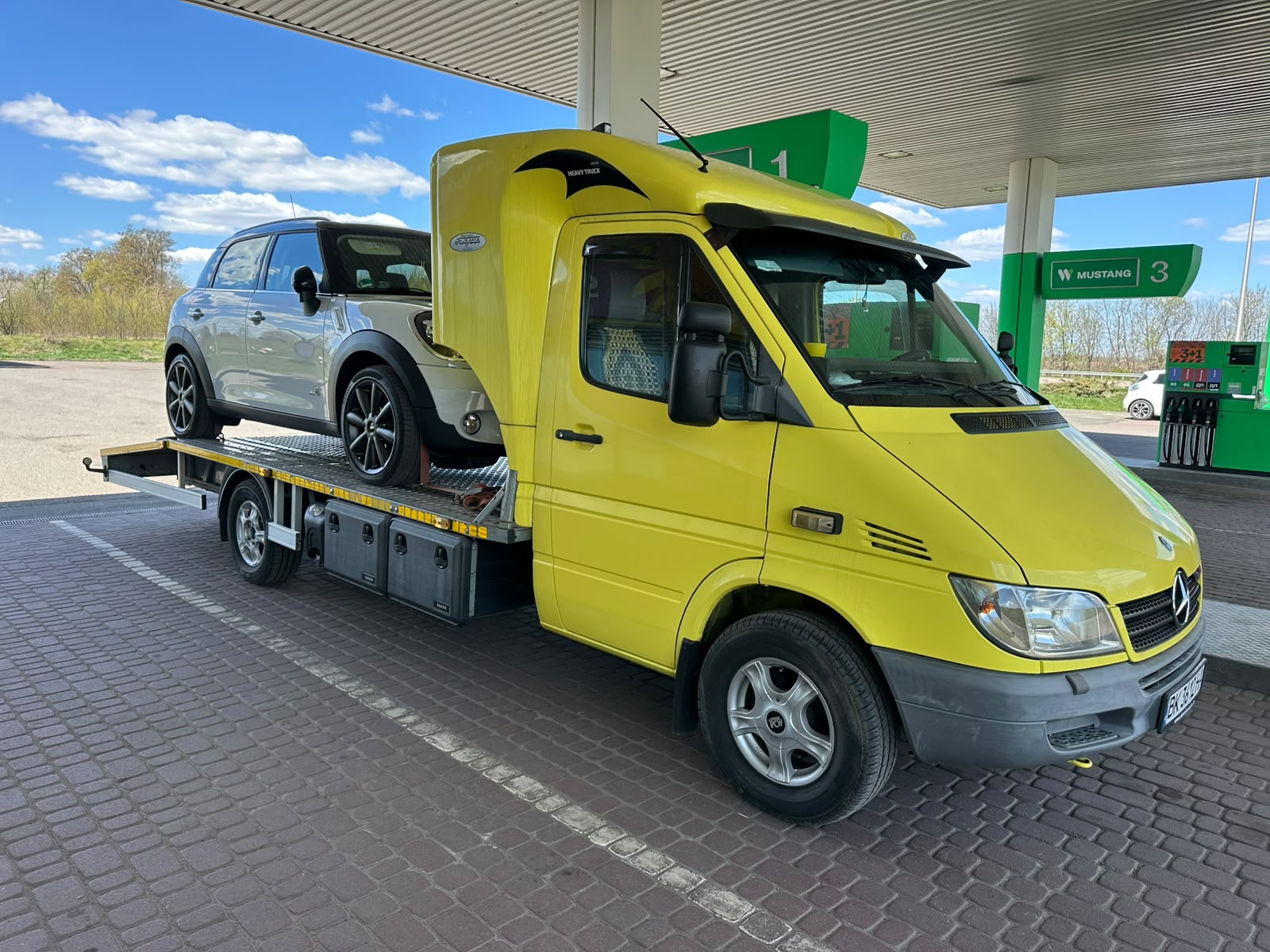Евакуатор з автомобілем на АЗС